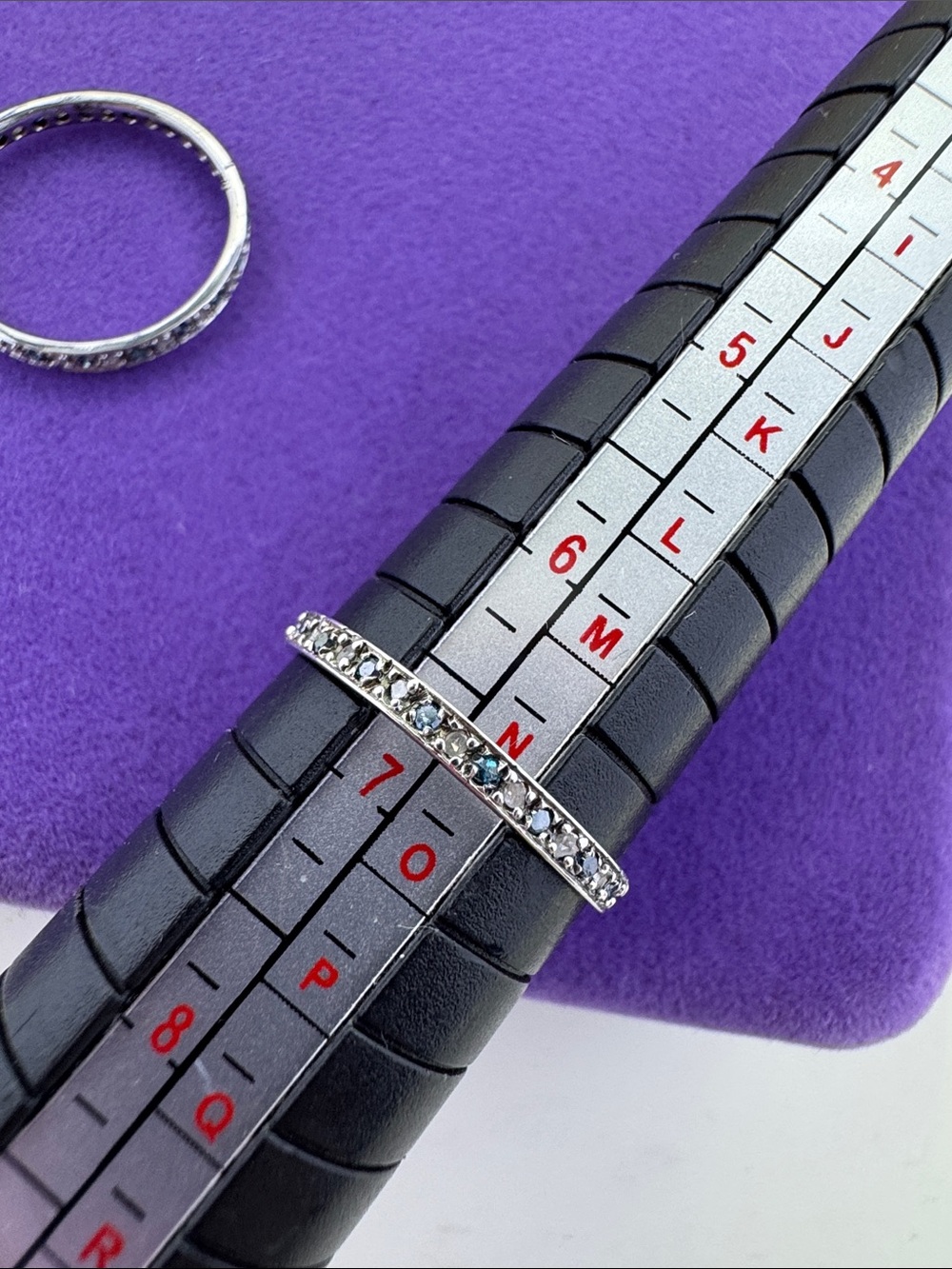 💛 Vintage 10k White Gold Blue & White Pavé Diamond Eternity Ring | Stackable - Picture 8 of 10